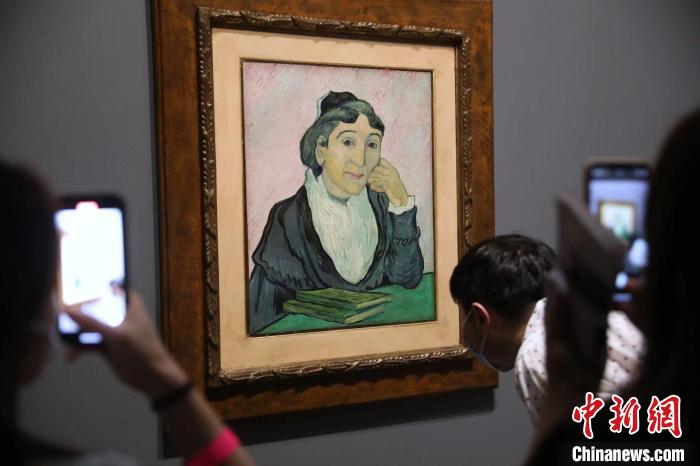 觀眾欣賞梵高畫作《阿爾勒婦女(吉努夫人肖像)》?！埡鄠?攝