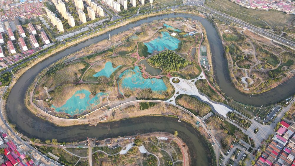 　圖為4月30日拍攝的河北滄州市區的大運河“Ω”形河道。新華社發(傅新春 攝)