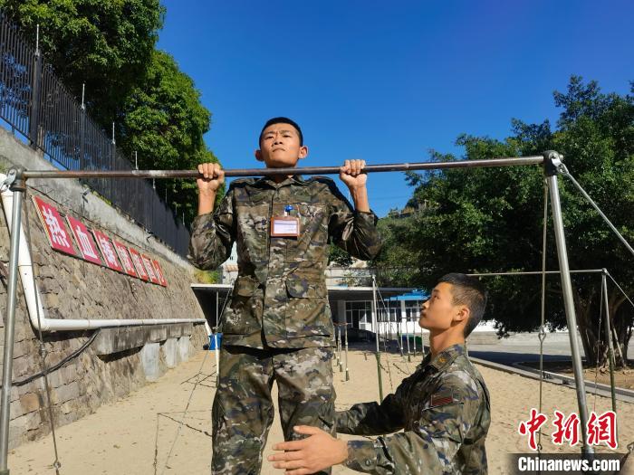 新兵尤云龍正在進行器械訓練。　馬濤 攝