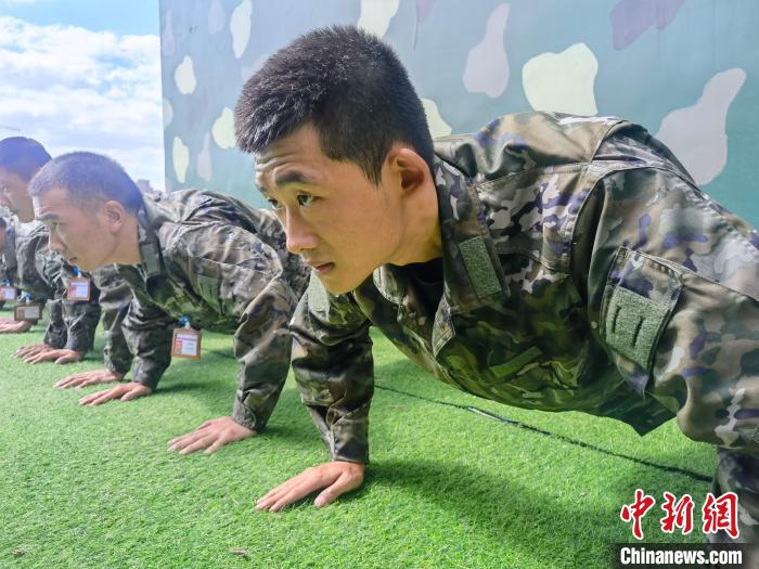 尤云龍正在和戰(zhàn)友進行體能訓練。　林靖松 攝