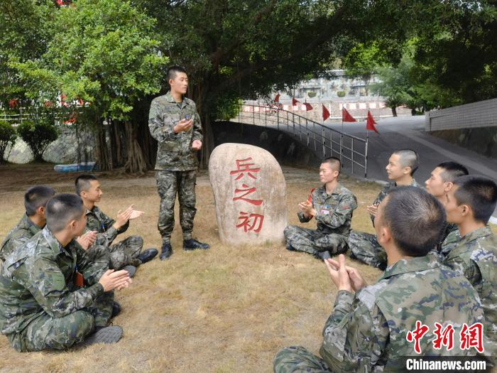 尤云龍為戰(zhàn)友講述父輩保家衛(wèi)國的故事。　鐘煒俊 攝