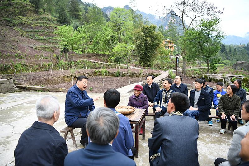 2019年4月15日，習近平總書記在重慶石柱土家族自治縣中益鄉華溪村同村民代表、基層干部、扶貧干部、鄉村醫生等圍坐在一起，共話脫貧攻堅。