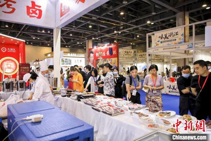 活動現(xiàn)場人頭攢動?！≌憬∩虅?wù)廳 供圖