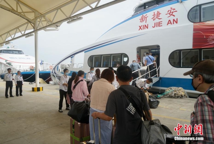 圖為乘客登船準備從廈門啟航前往金門。福建海事 供圖