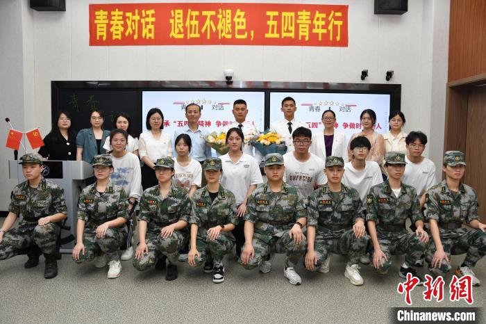 受邀功臣同師生代表合影。 漳州市退役軍人事務(wù)局供圖