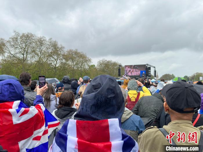 當地時間5月6日，英國國王查爾斯三世的加冕儀式舉行。民眾雨中觀看儀式。　歐陽開宇 攝