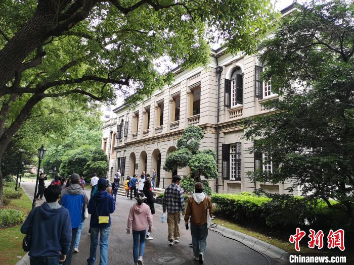 新階層人士參觀英國駐滬領(lǐng)事館。　范宇斌 攝