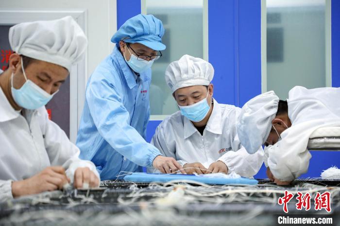 中國電科研究人員開展半剛性太陽電池陣相關研究測試。　中國電科 供圖
