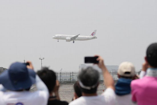 5月28日，C919首個商業航班東航MU9191飛抵北京首都國際機場。新華社記者鞠煥宗攝