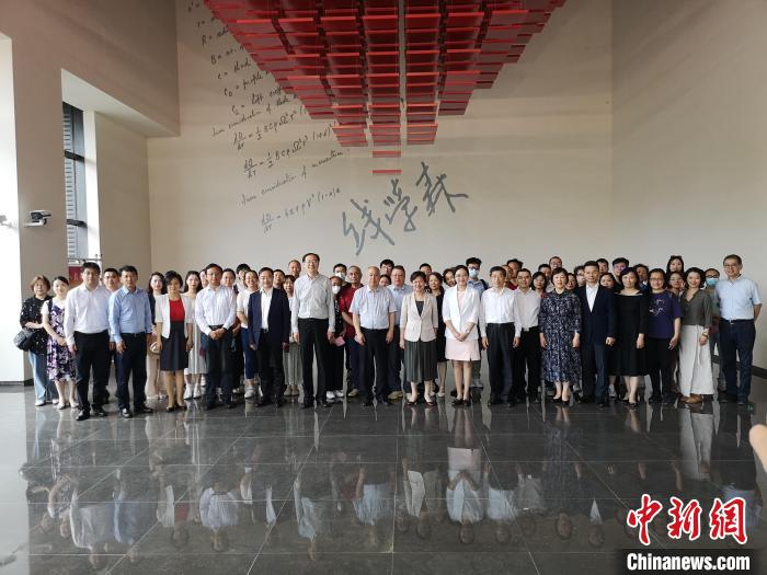 上海僑界人士參觀上海交通大學(xué)錢學(xué)森圖書館?！》队畋?攝