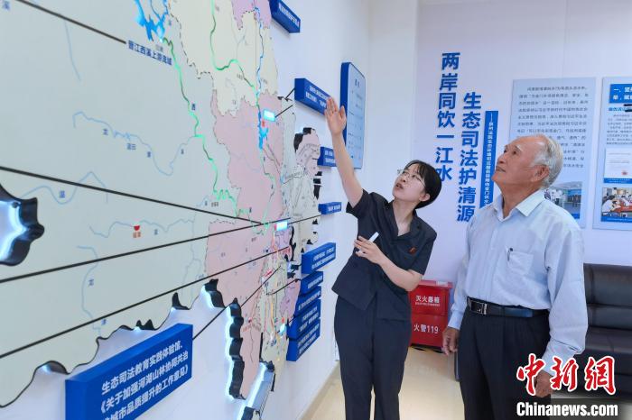 金門同胞參觀金門供水水源生態司法保護基地?！O虹 攝