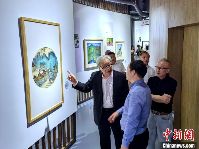 海峽兩岸藝術家畫展上，藝術家進行藝術交流。　付敬懿 攝
