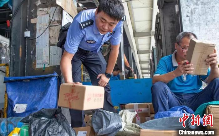肥東縣公安局針對劇毒化學品和易制爆危險化學品生產企業開展安全檢查工作。　合肥警方供圖