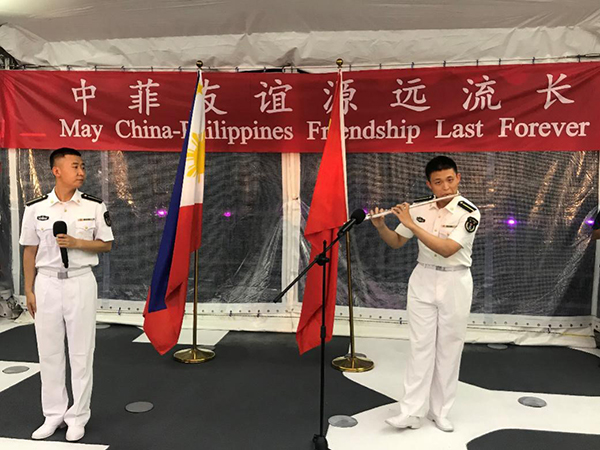 艦上官兵表演歌舞、民樂(lè)、武術(shù)等節(jié)目。中國(guó)駐菲律賓大使館供圖