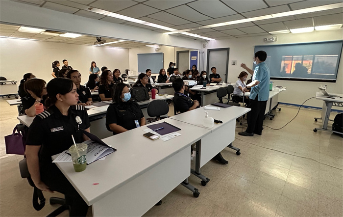 菲律賓移民局官員在移民局總部培訓班參加中文學習。中國駐菲律賓大使館供圖。