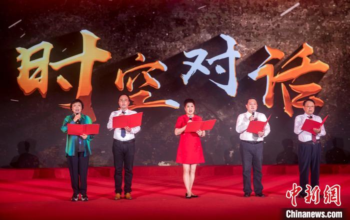 陳曉帆與顏福慶之孫顏志淵、陶行知曾孫陶侃、榮毅仁侄女榮智豐深情朗誦《與統(tǒng)戰(zhàn)先輩的時(shí)空對(duì)話》。　張昊 攝