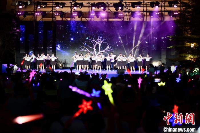 合唱表演《夜空中最亮的星》。 王東明 攝