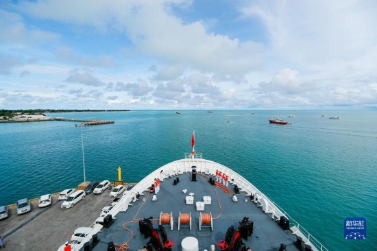 7月22日，中國海軍“和平方舟”號醫(yī)院船駛離基里巴斯首都塔拉瓦。當(dāng)?shù)貢r(shí)間22日上午10時(shí)，執(zhí)行“和諧使命-2023”任務(wù)的中國海軍“和平方舟”號醫(yī)院船圓滿結(jié)束對基里巴斯的首次訪問，駛離基里巴斯首都塔拉瓦，前往本次任務(wù)的第二站湯加努庫阿洛法港。新華社發(fā)（黎宇 攝）
