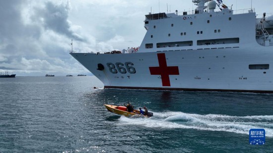 7月22日，中國海軍“和平方舟”號醫(yī)院船駛離塔拉瓦港途中，基里巴斯當(dāng)?shù)孛癖婑{船揮手告別。新華社發(fā)（桂江波 攝）