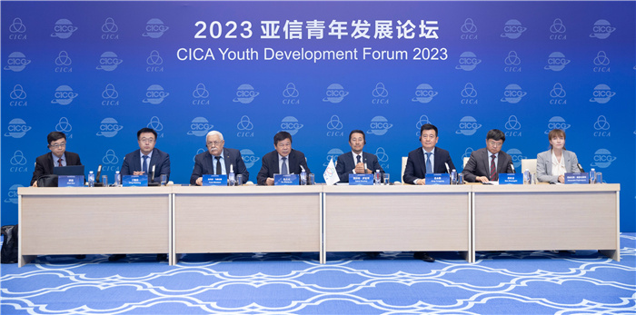 2023亞信青年發展論壇嘉賓發言現場。人民畫報供圖