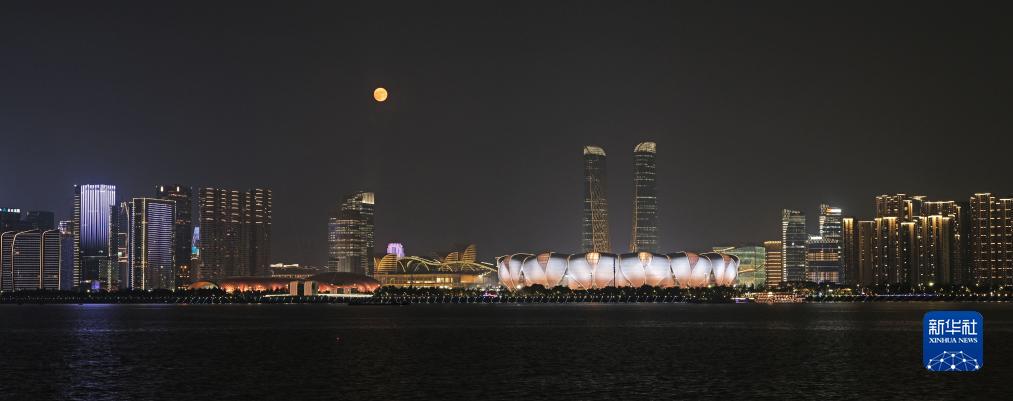 這是9月29日在杭州拍攝的杭州奧體中心體育場和滿月。新華社發(李忠攝)