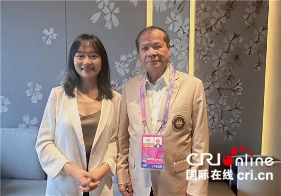 　　△柬埔寨國(guó)家?jiàn)W委會(huì)主席、柬埔寨亞運(yùn)代表團(tuán)團(tuán)長(zhǎng)唐坤（右）接受記者采訪