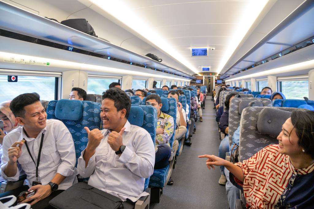 10月17日，乘客在行駛中的雅萬(wàn)高鐵高速動(dòng)車組列車車廂內(nèi)交談。