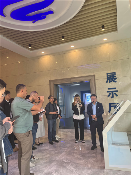 (在文瀾智谷中試產業基地,中外記者深入了解科技轉化情況 趙橙涔攝)