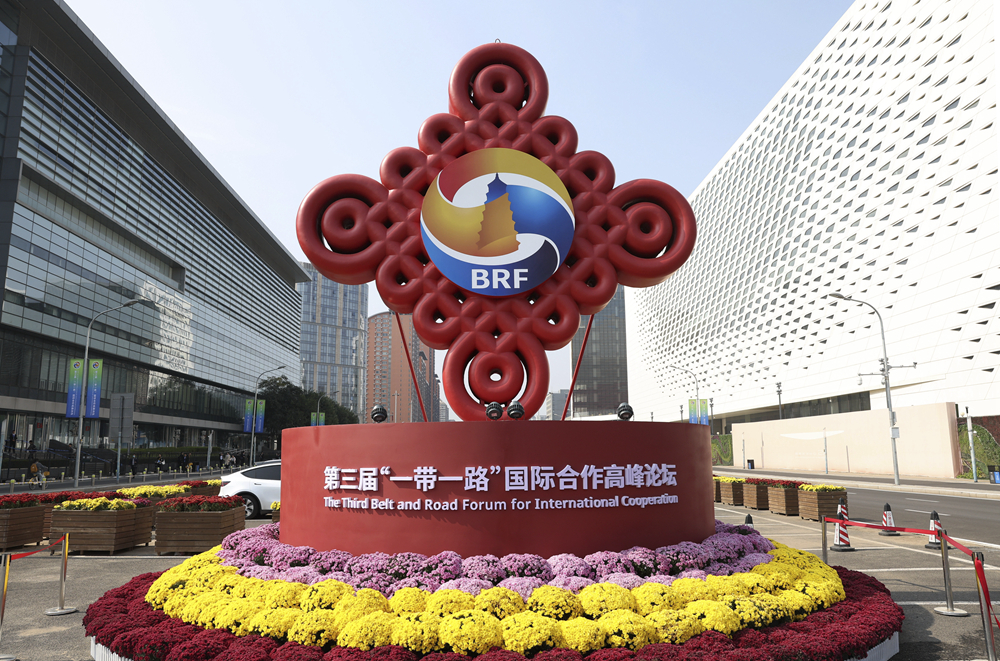 這是在北京國家會議中心附近拍攝的“一帶一路”國際合作高峰論壇景觀布置（2023年10月17日攝）。新華社記者 陳斌 攝
