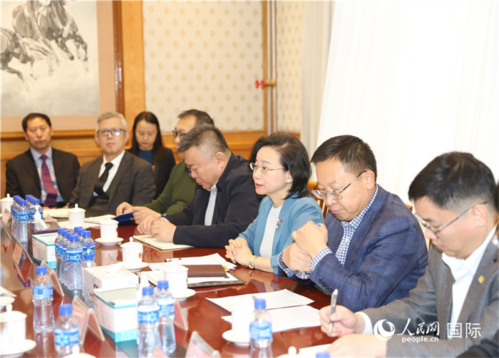1.2023年10月30日，沈敏娟（右三）大使與中企代表座談。人民網記者 霍文攝
