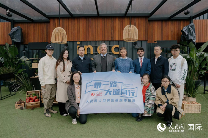 在烏拉圭第118屆普拉多牧農(nóng)業(yè)國(guó)際博覽會(huì)上，烏拉圭國(guó)家肉類(lèi)協(xié)會(huì)主席與人民網(wǎng)記者合影。人民網(wǎng)記者 張若涵攝