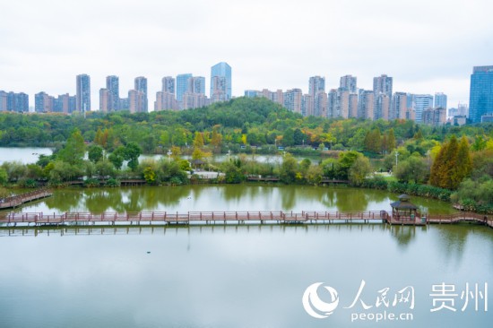 秋日時節,觀山湖公園景色美不勝收。人民網 陽茜攝