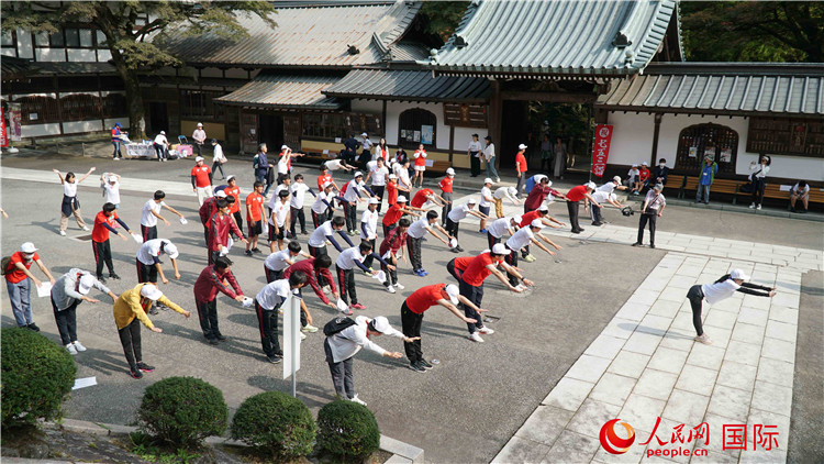 開跑前，中日青少年一起做熱身運動。人民網(wǎng) 蔣曉辰攝