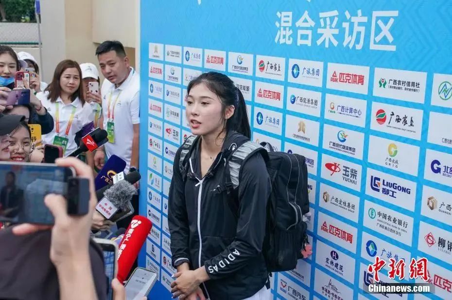 圖為吳艷妮在10日比賽結束后接受媒體采訪。陳冠言 攝
