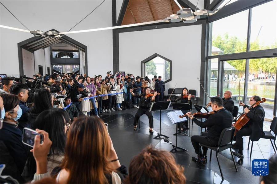 11月16日，費城交響樂團的演奏家們在蘇州博物館大廳內演奏。新華社記者 李博 攝