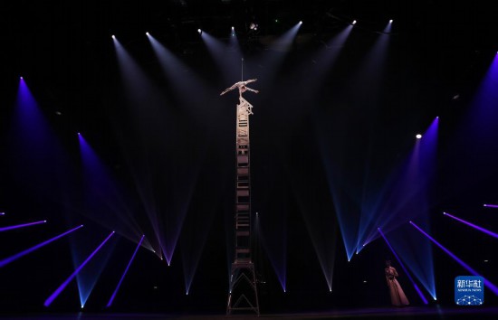 12月8日，演員在法國巴黎舉行的中國雜技“奇妙之夜”演出上表演《高椅》。新華社記者 高靜 攝