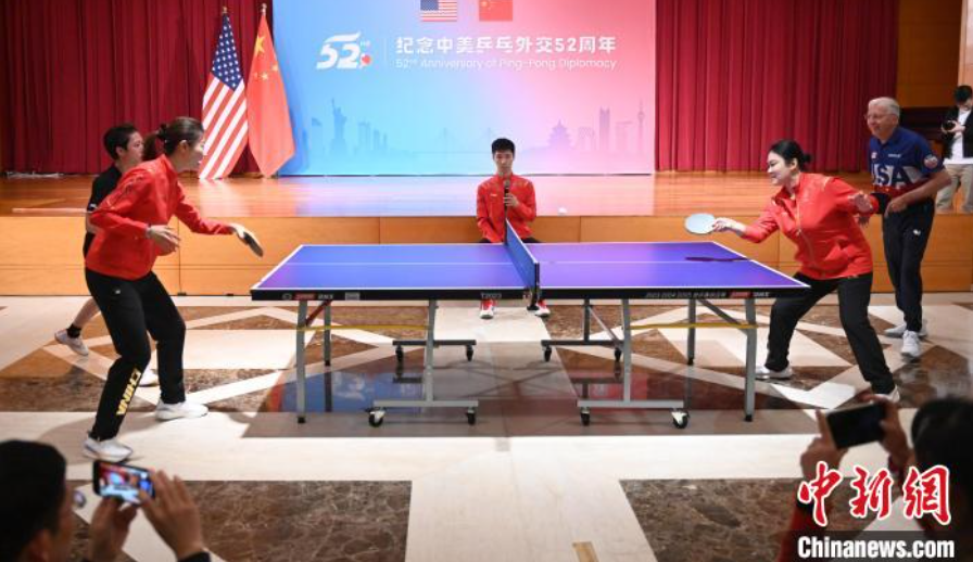當?shù)貢r間12月13日，中國駐美使館在華盛頓舉辦慶祝活動紀念中美乒乓外交52周年。圖為丁寧、劉偉、戴爾等中美運動員上演混雙表演賽。中新社記者 陳孟統(tǒng) 攝