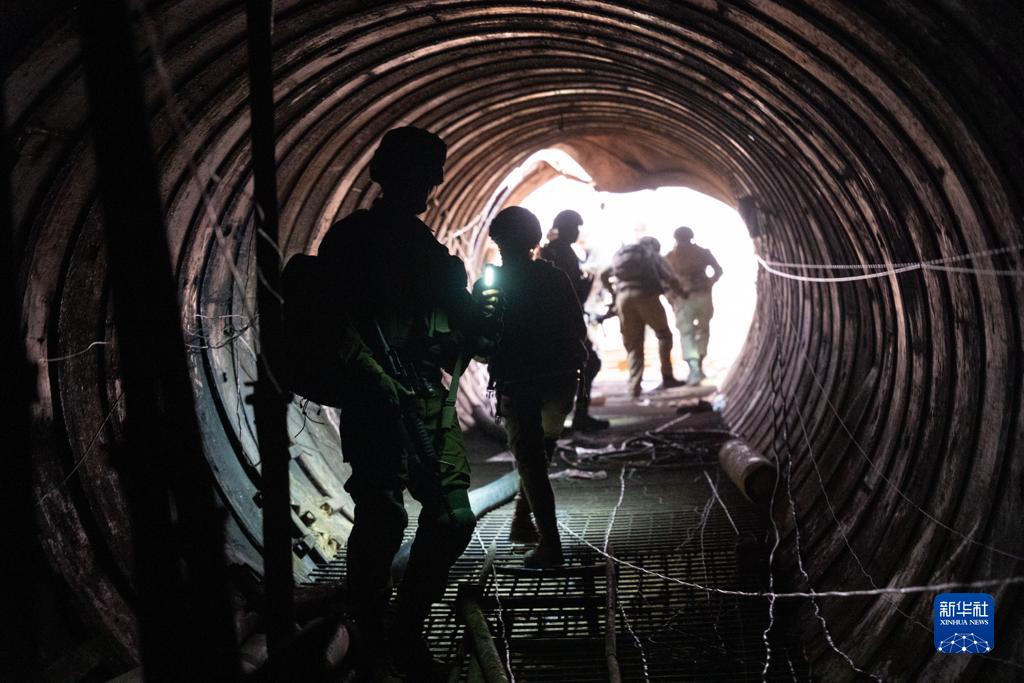 這張以色列國防軍12月17日發布的照片顯示,以軍地面部隊在加沙地帶發現一處大型地下隧道。新華社發