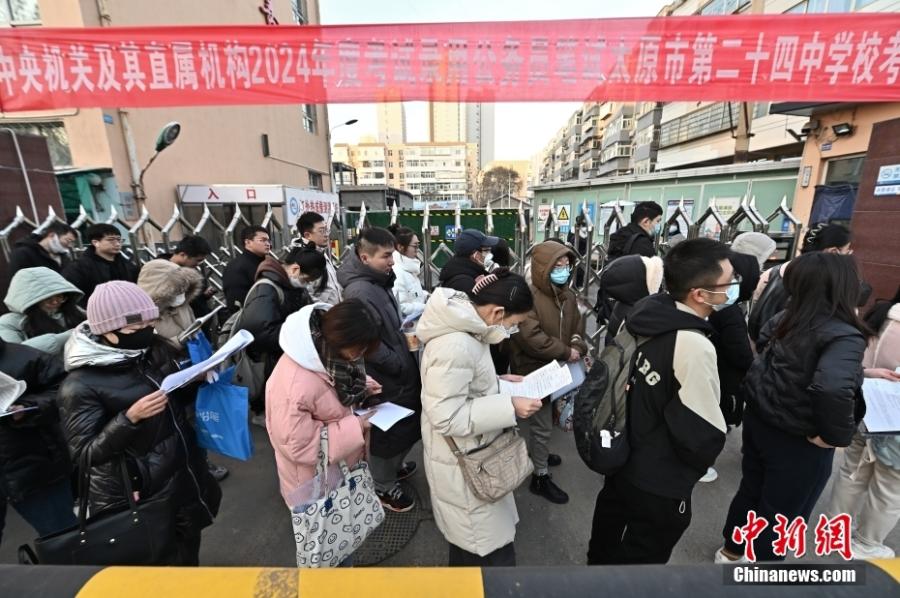 2023年11月26日，山西省太原市，考生步入考場。當日，中央機關及其直屬機構2024年度考試錄用公務員公共科目筆試開考。<a target='_blank' href='/'><p  align=