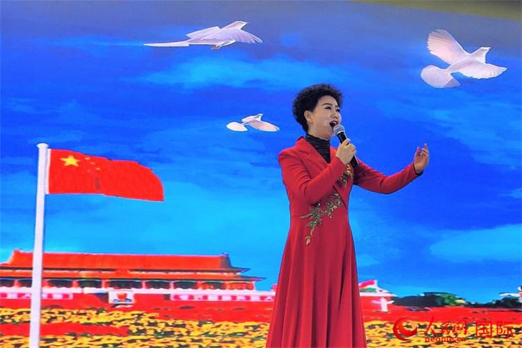 女高音歌唱家、國(guó)家一級(jí)演員江如虹演唱《我愛你中國(guó)》。人民網(wǎng)記者 于宏建攝