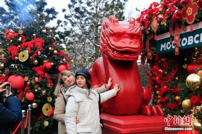 當(dāng)?shù)貢r(shí)間2月9日，中國(guó)農(nóng)歷新年慶祝活動(dòng)啟動(dòng)儀式在莫斯科市中心的卡梅爾格爾斯基巷舉行。中國(guó)駐俄大使張漢暉，俄羅斯外交部發(fā)言人扎哈羅娃，以及俄羅斯文化部和莫斯科市政府官員出席。慶祝活動(dòng)將持續(xù)至18日。圖為當(dāng)?shù)孛癖娫谔鼐S爾廣場(chǎng)與龍雕塑合影。