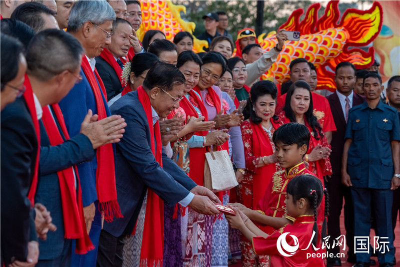 在活動現場，敏昂萊主席根據當地傳統向兒童送祝福2-人民網記者謝佳君攝