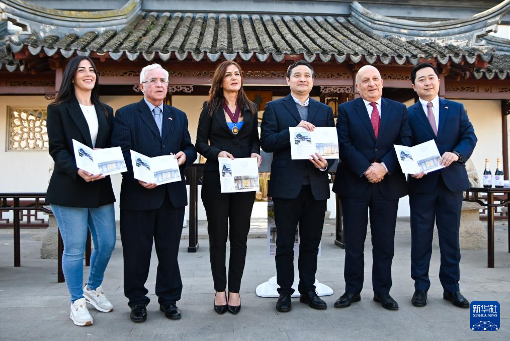 3月6日,嘉賓出席在馬耳他桑塔露琪亞市舉行的中國生肖郵票發行儀式。新華社發(喬納森·博格攝)