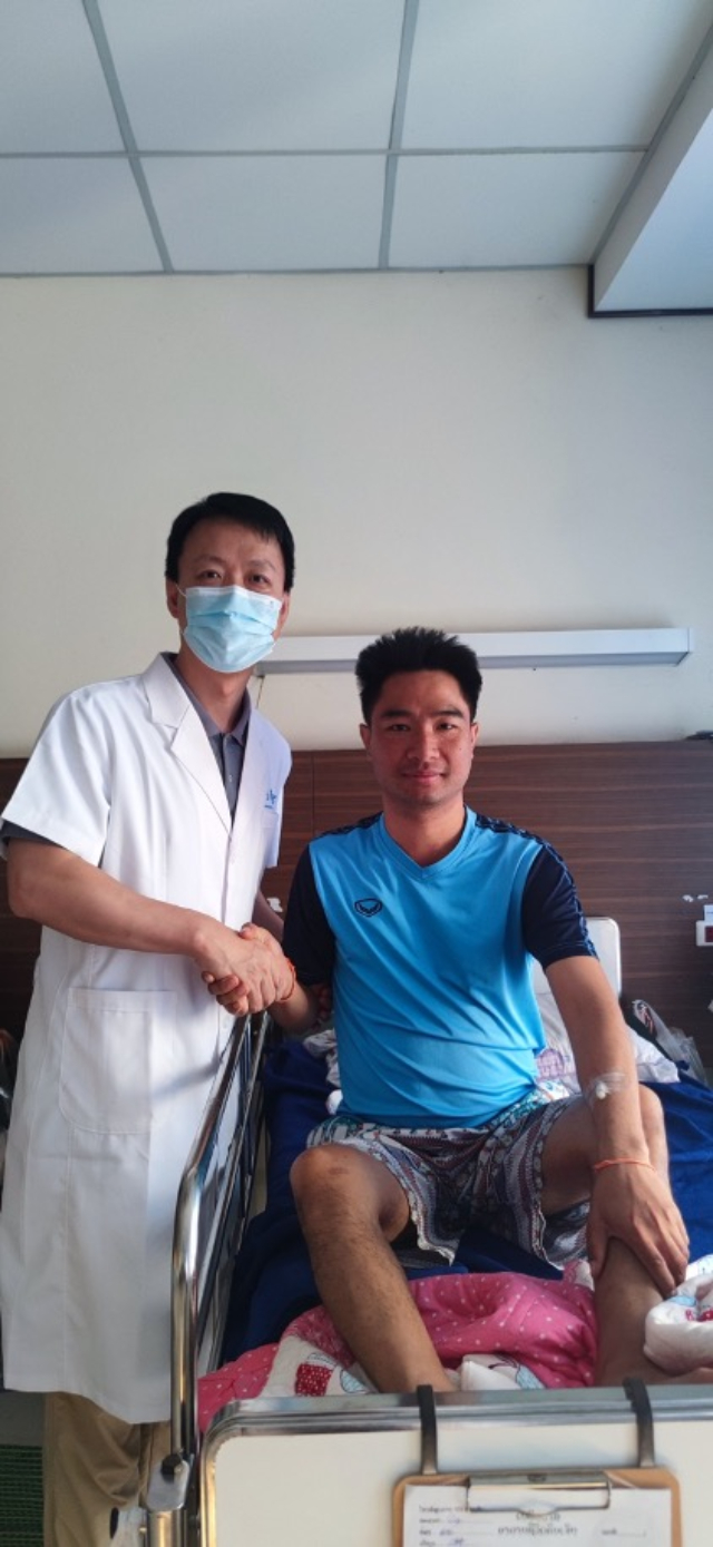 李凱教授與術后康復的患者合影。中國駐老撾大使館供圖