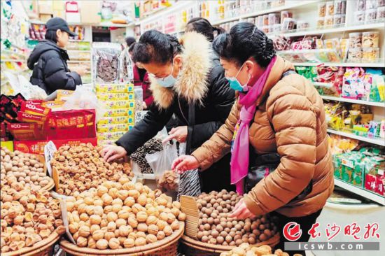 　　在長沙南門口菜市場附近的一家炒貨店內，市民正在選購年貨?！　￠L沙晚報全媒體記者 范宏歡 攝