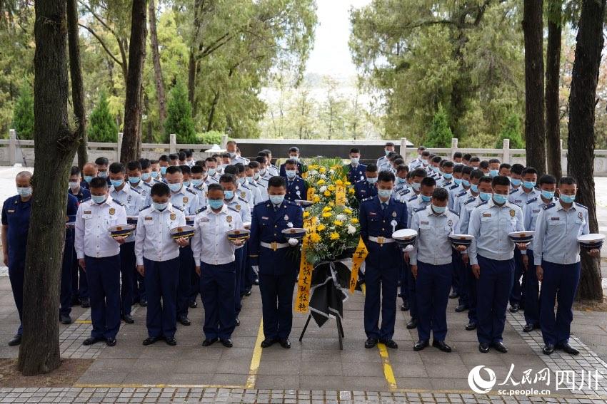 涼山州森林消防支隊駐西昌全體消防救援人員一同前往西昌市烈士陵園舉行紀念活動。樊文淵攝