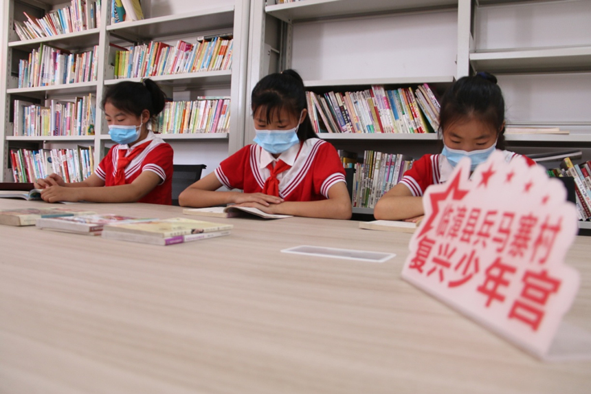 河北省臨漳縣柏鶴集鄉(xiāng)兵馬寨村復(fù)興少年宮，孩子們在閱覽室讀書。 申志好攝