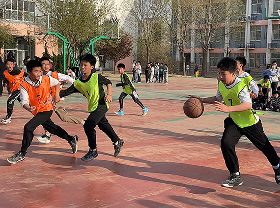 河北省威縣第四小學學生進行籃球比賽。 趙國華攝