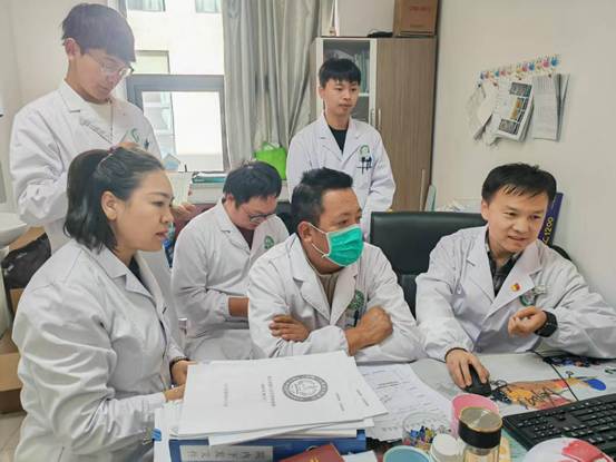 在山南市進(jìn)行師帶徒幫扶，傳授先進(jìn)的眼科學(xué)診療技術(shù)