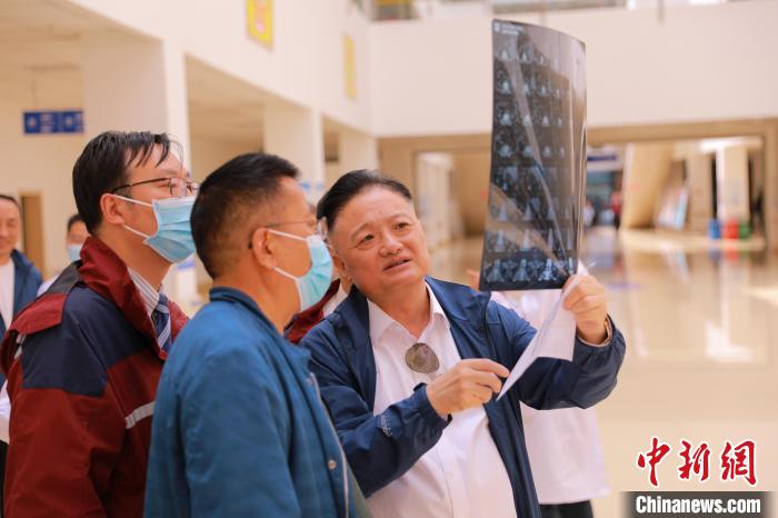 上海專家們采用“一對一”指導等方式，帶動日喀則市人民醫院科室、醫生業務水平的提升。　上海交大醫學院供圖
